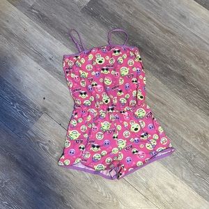 This is a really cute sleep wear outfit. I would love to keep it but it’s small.